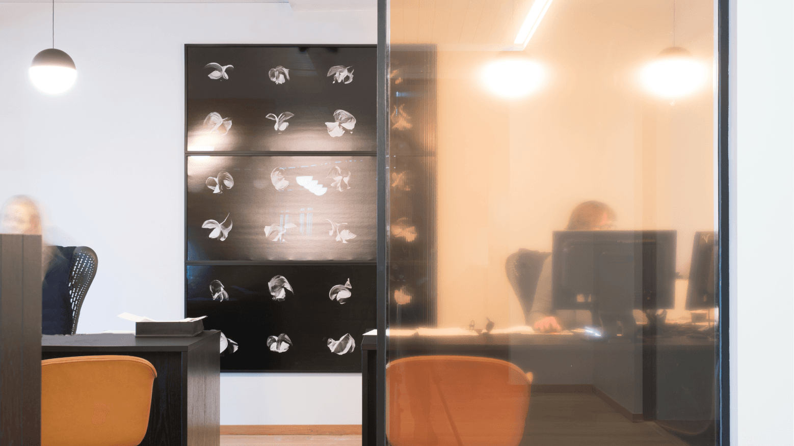 Hönnun fyrir Kviku banka var ekki bara til notkunar út á við, heldur innanhús á skrifstofunni að auki, og var Hér&Nú til staðar við mörkunina alla leið